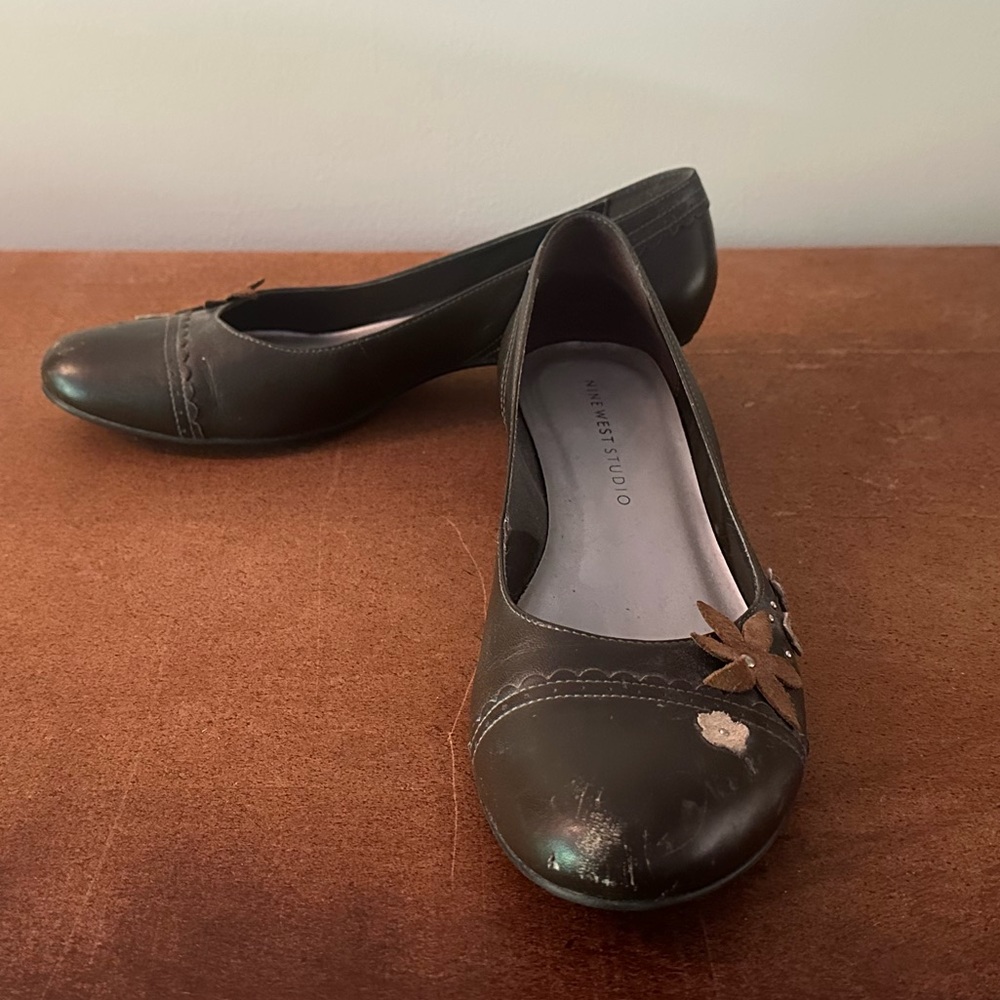 Nine West Studio Women’s Size 10 Green Low Heel Pumps with Floral Accent
